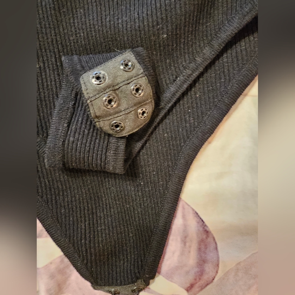 Guess bodysuit with silver Snaps size L black. Used once - Picture 5 of 8